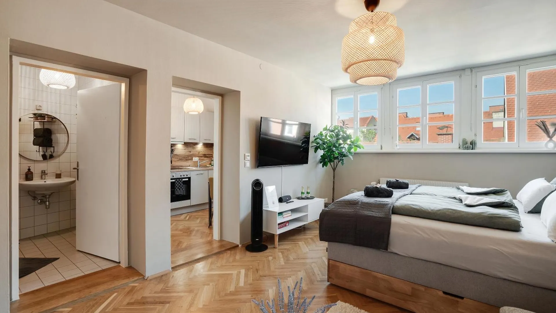 Boho Design Studio - Historic City Center With Free Parking & Aircon By Hero Homes Грац