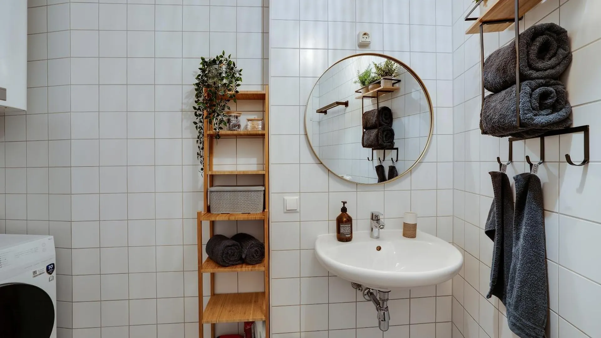 Boho Design Studio - Historic City Center With Free Parking & Aircon By Hero Homes Graz Apartment