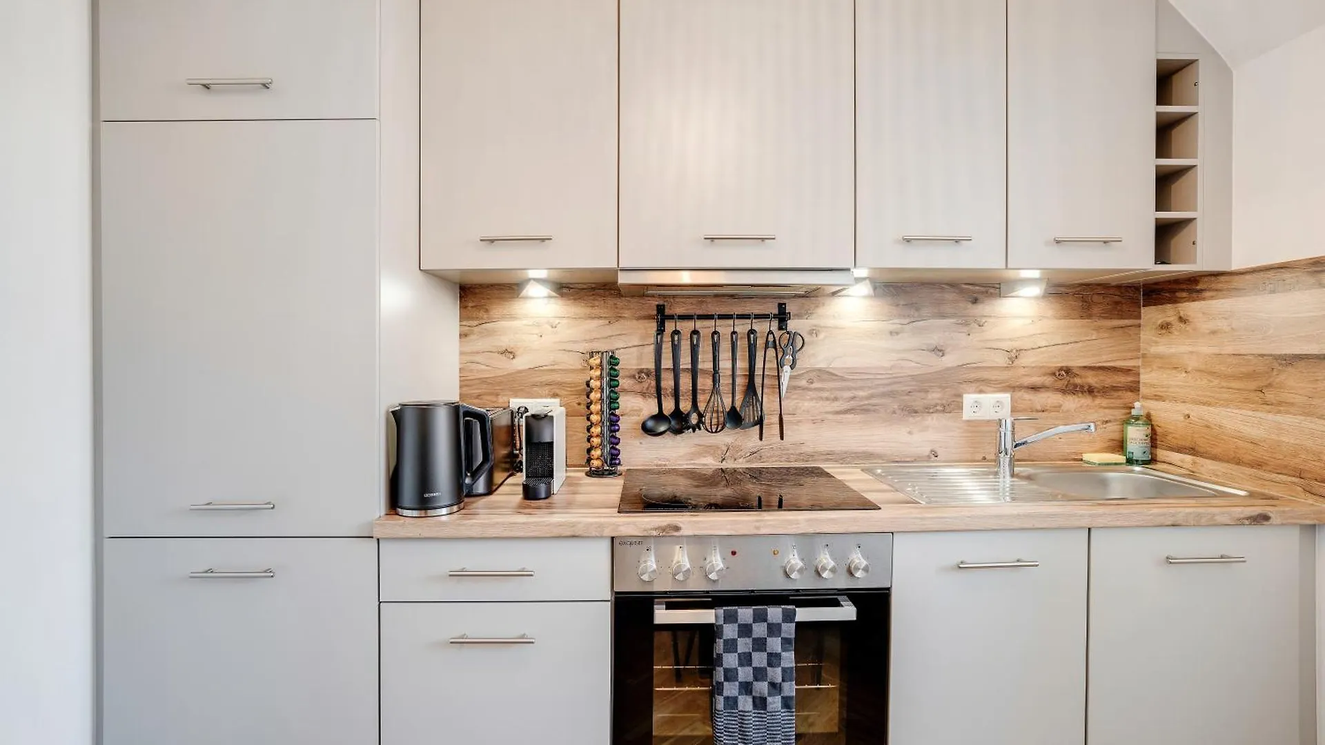 Boho Design Studio - Historic City Center With Free Parking & Aircon By Hero Homes Graz