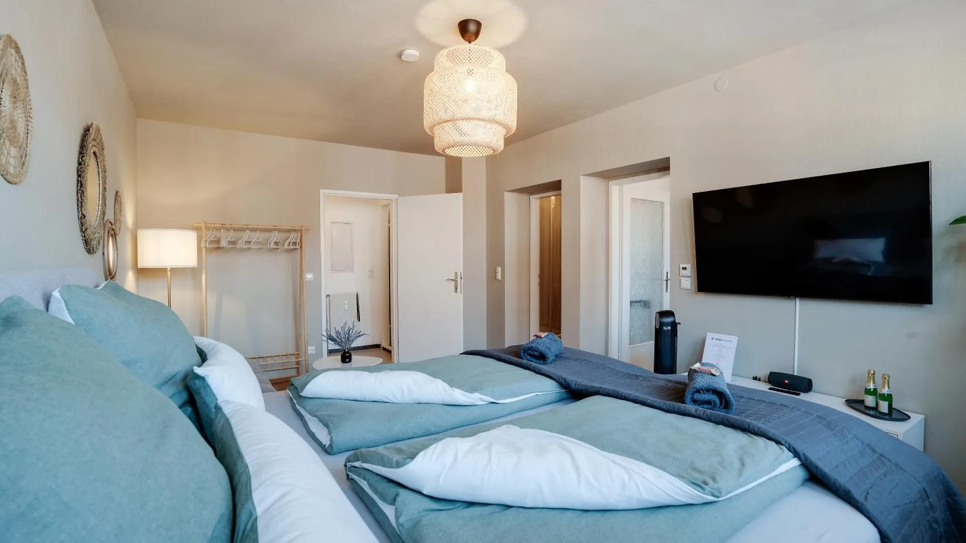 Boho Design Studio - Historic City Center With Free Parking & Aircon By Hero Homes Грац 0*,
