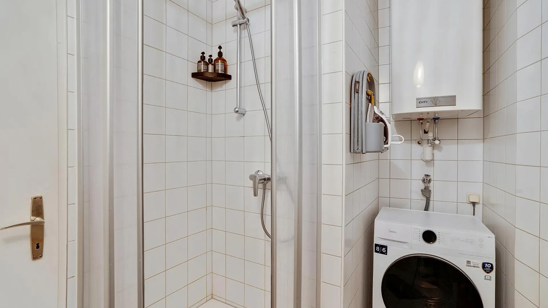 Boho Design Studio - Historic City Center With Free Parking & Aircon By Hero Homes Graz 0*,  Österreich