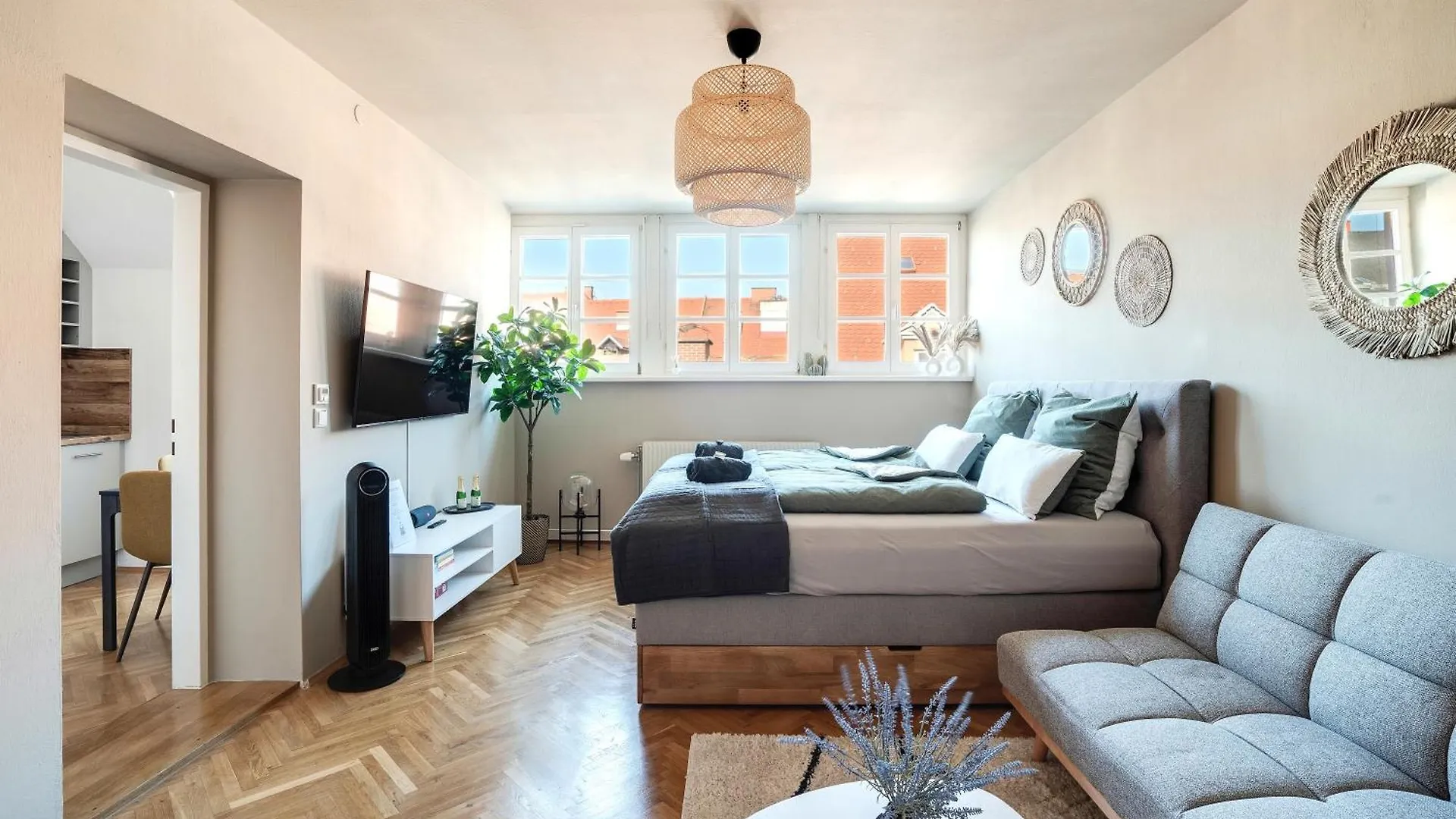 Boho Design Studio - Historic City Center With Free Parking & Aircon By Hero Homes Graz Apartment
